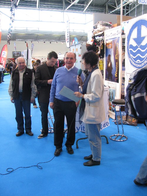 Verleihung der Ehrenmitgliedschaft an Helmut Drache durch die Pr&auml;sidentin des VIT auf der f.re.e 2009, im Hintergrund: Martin Walthauser, Thomas W&uuml;rfl